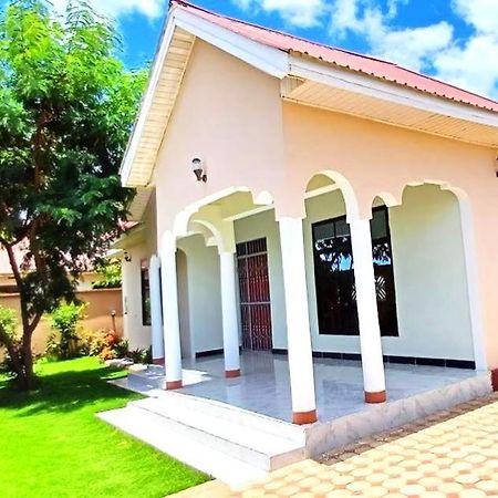Bed and Breakfast Safi House Boma la Ngombe Exterior foto