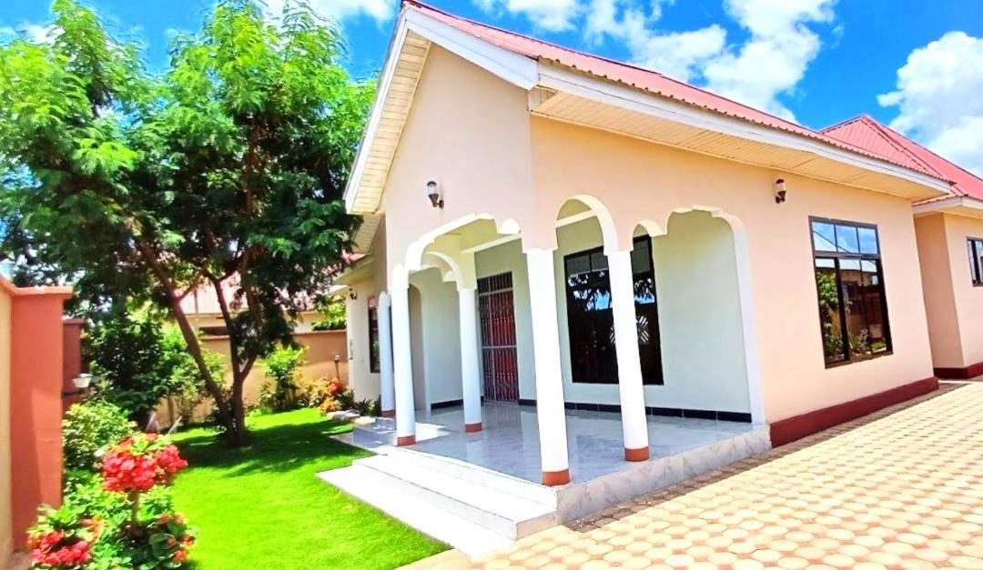 Bed and Breakfast Safi House Boma la Ngombe Exterior foto